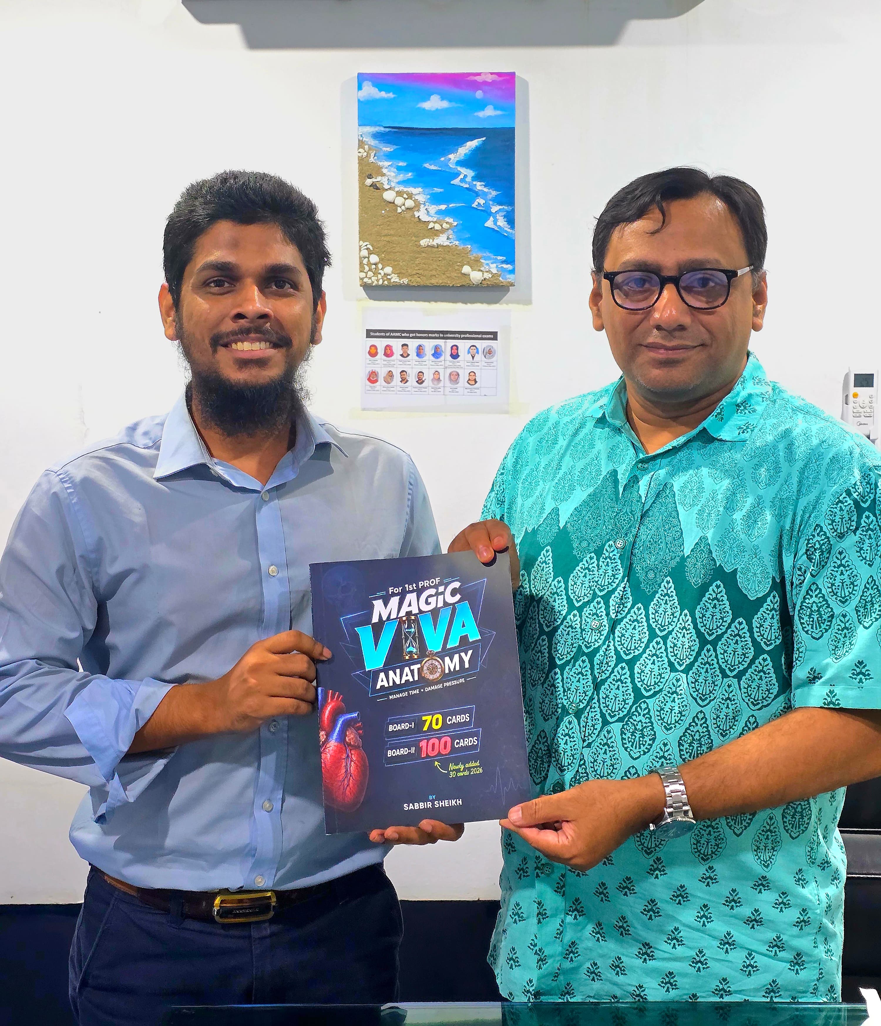 ম্যাজিক ভাইভা অ্যানাটমি বইটি হাতে তুলে দেওয়া হচ্ছে